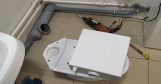 Установка напольного унитаза в Конаково: монтаж под ключ от СантехДомКнк от 5258 рублей.
